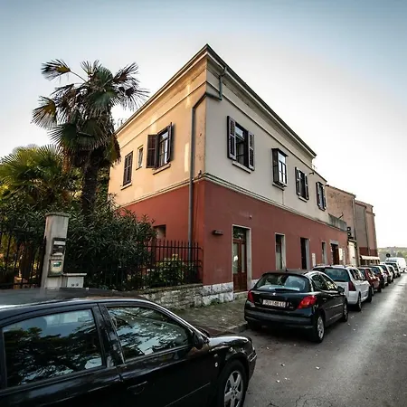 The Sisters Central Daire